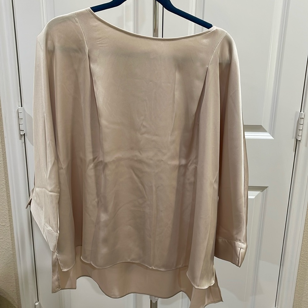Long sleeve Blouse. Very comfortable. Business. Satin-like texture